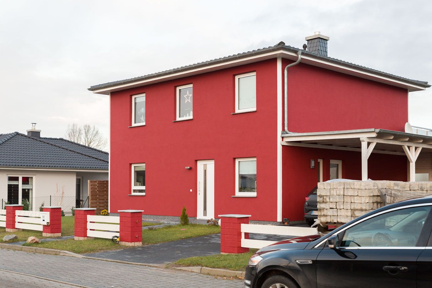 Verputzte und gedämmte Fassade eines Wohnhauses in Greifswald