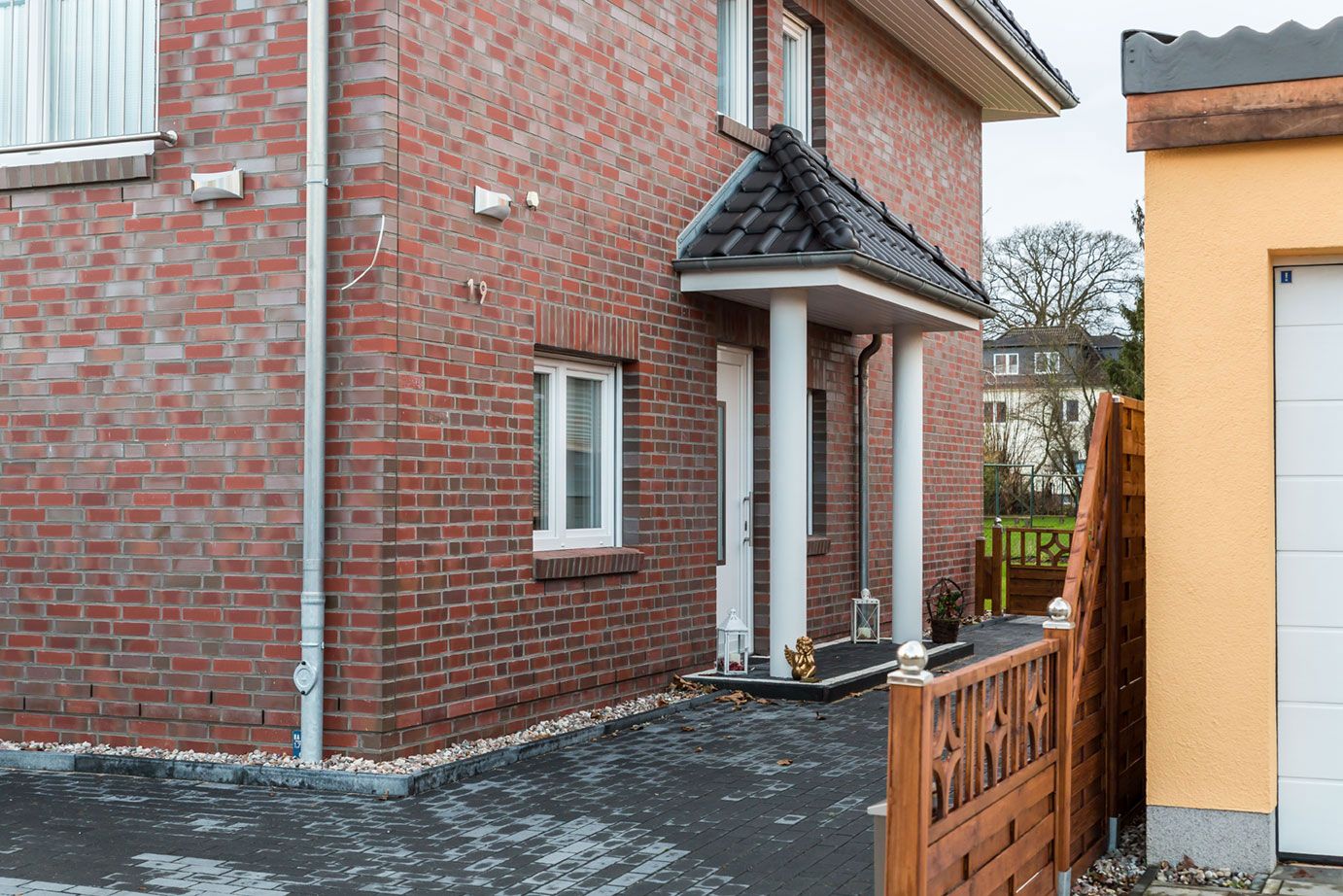 Klinkerfassade mit überdachtem Hauseingang